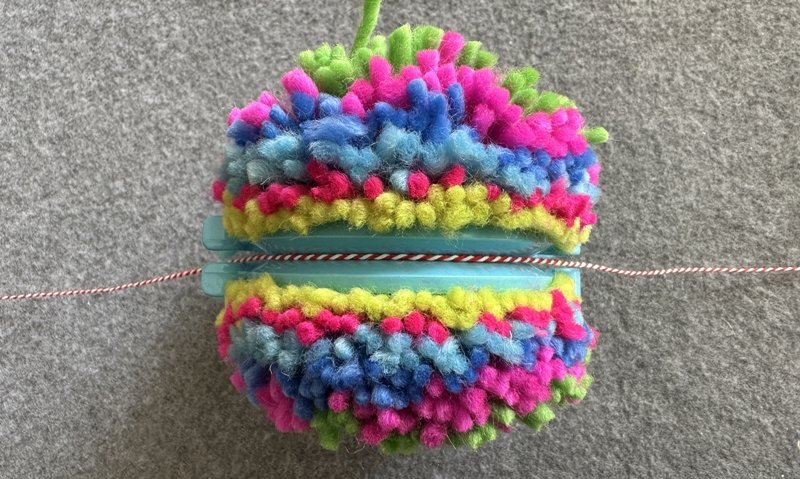 Blog-Inhaltsbild für 'Basteln mit Kindern: Spielbälle aus Filzwollresten fertigen'