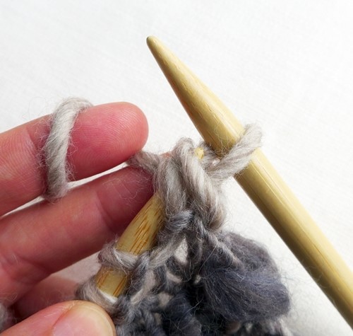 Blog-Inhaltsbild für 'Kostenlose Strickanleitung für Anfänger: Schalkragen 1 x fix gestrickt + 3 x anders raffiniert tragbar!'