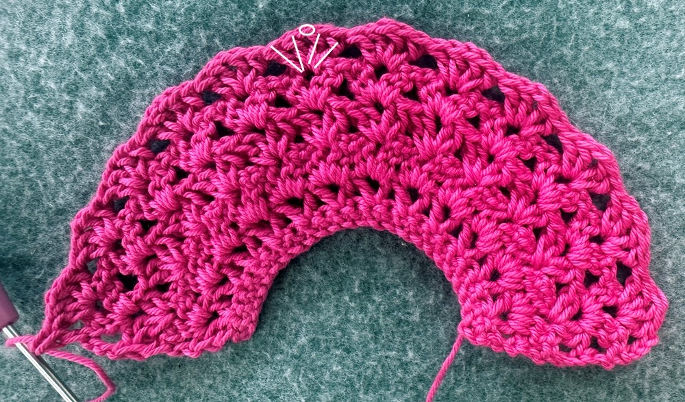 Blog-Inhaltsbild für 'Überrock oder Cape für kleine Puppen häkeln  – kostenlose Häkelanleitung'