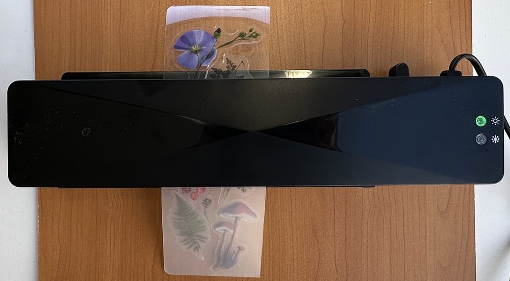 Blog-Inhaltsbild für 'DIY: Laminierte Lesezeichen mit Kindern basteln'