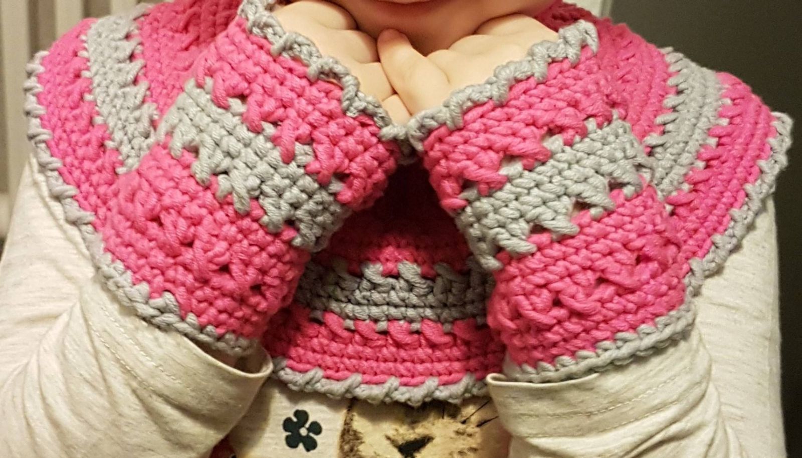 Blog content image for 'Free crochet pattern cowl neck+wristwarmers'