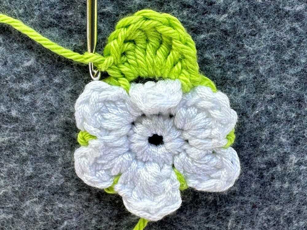 Blog-Inhaltsbild für '3D-Blüte - Schnell aus Garnresten gehäkelt'