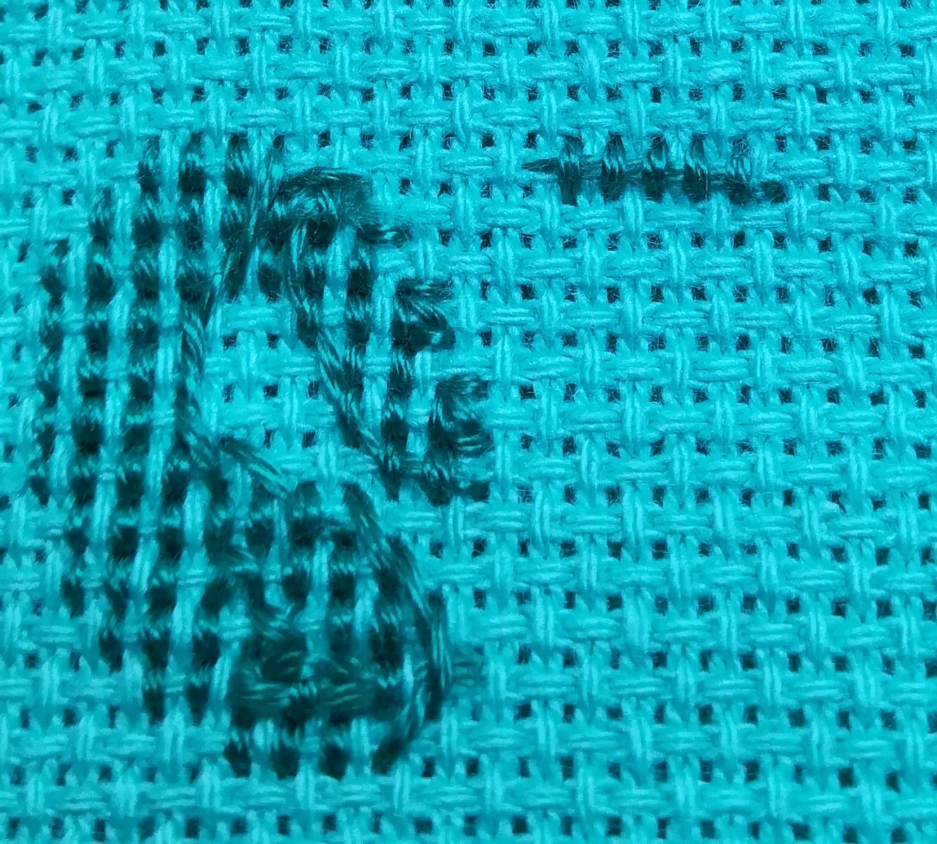 Blog-Inhaltsbild für 'Besticke mit mir ein Lätzchen und lerne dabei den Kreuzstich - Tutorial für Anfänger*innen inkl gratis Stickvorlage "Food Designer" und  "Designerin"'