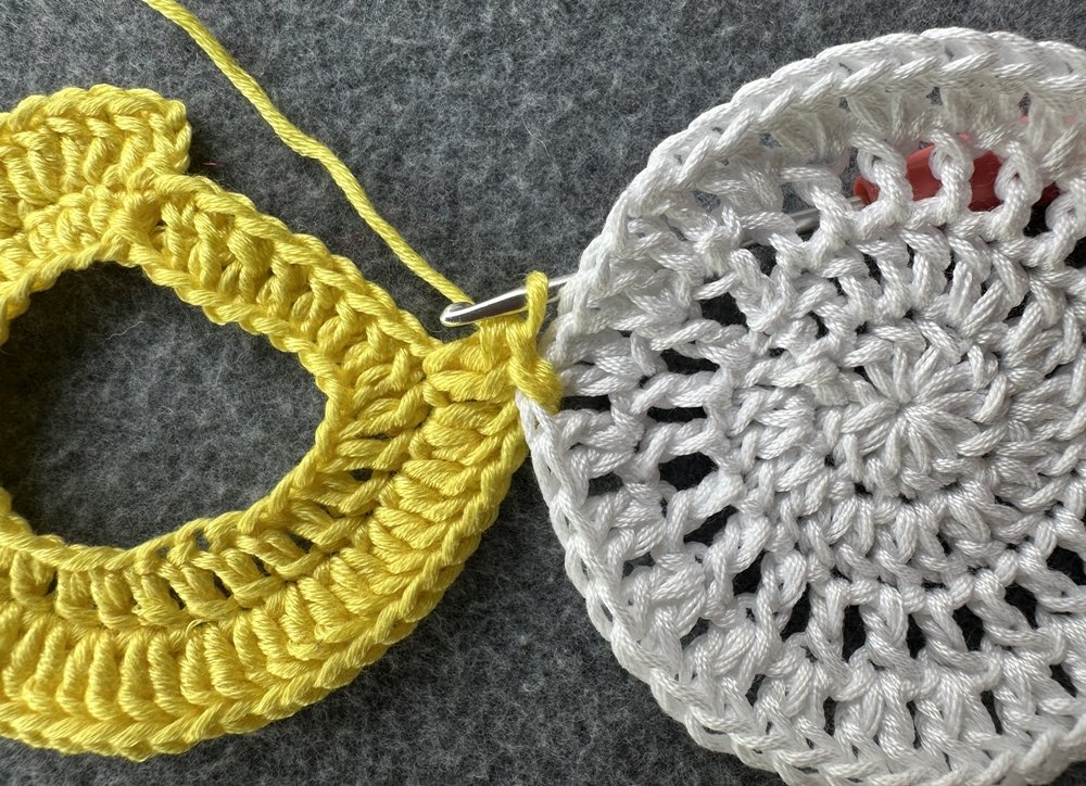 Blog-Inhaltsbild für 'Dekorativer Anhänger aus bunten Garnresten - Kostenlose Häkelanleitung'