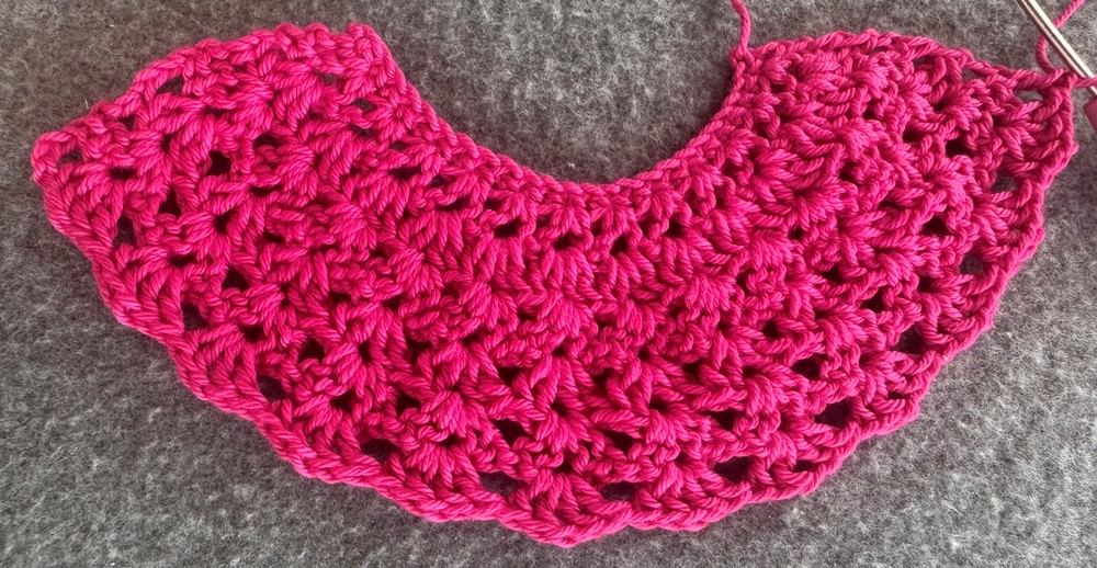 Blog-Inhaltsbild für 'Überrock oder Cape für kleine Puppen häkeln  – kostenlose Häkelanleitung'