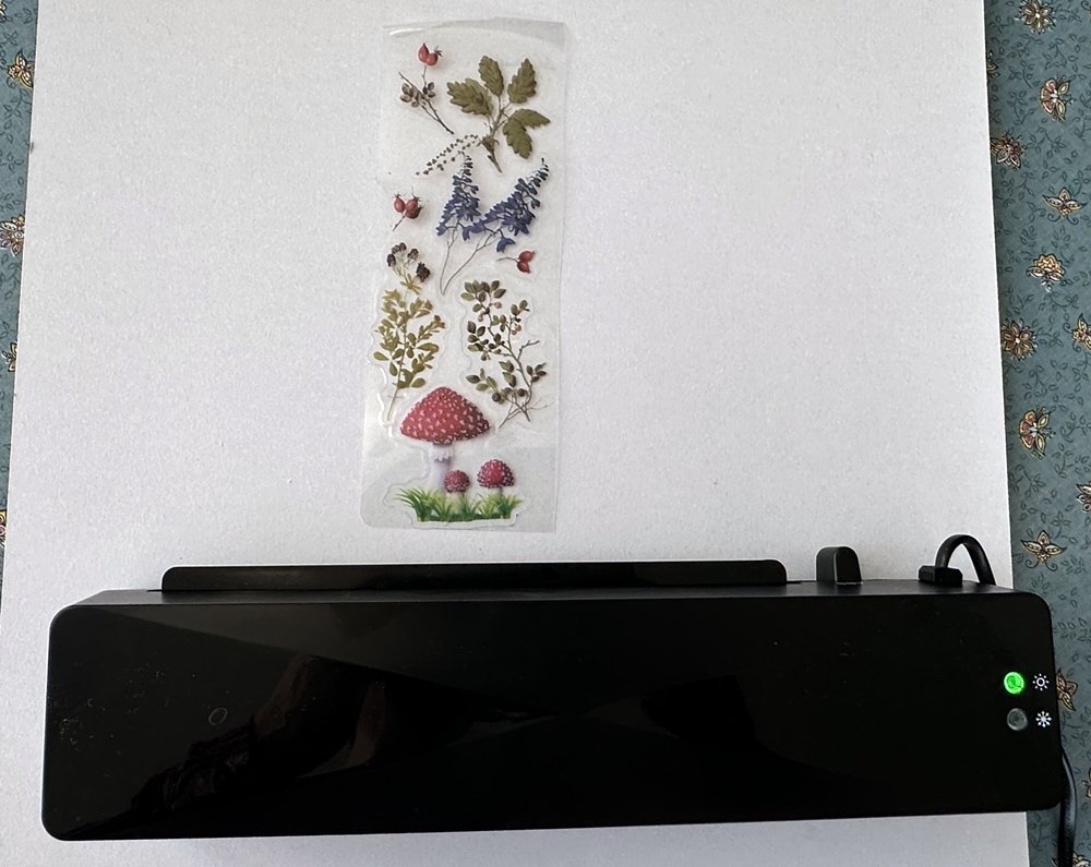 Blog-Inhaltsbild für 'DIY: Laminierte Lesezeichen mit Kindern basteln'