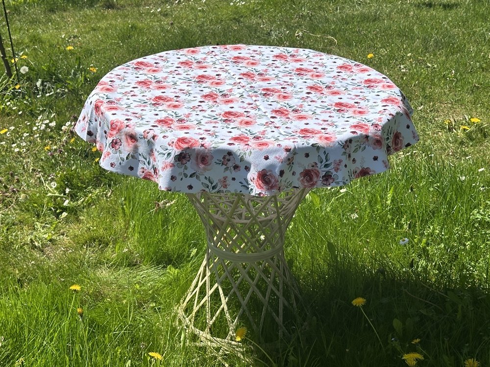 Blog-Inhaltsbild für 'Sommer-DIY: Perfekt sitzende Tischdecken mit Gummizug selbst nähen'