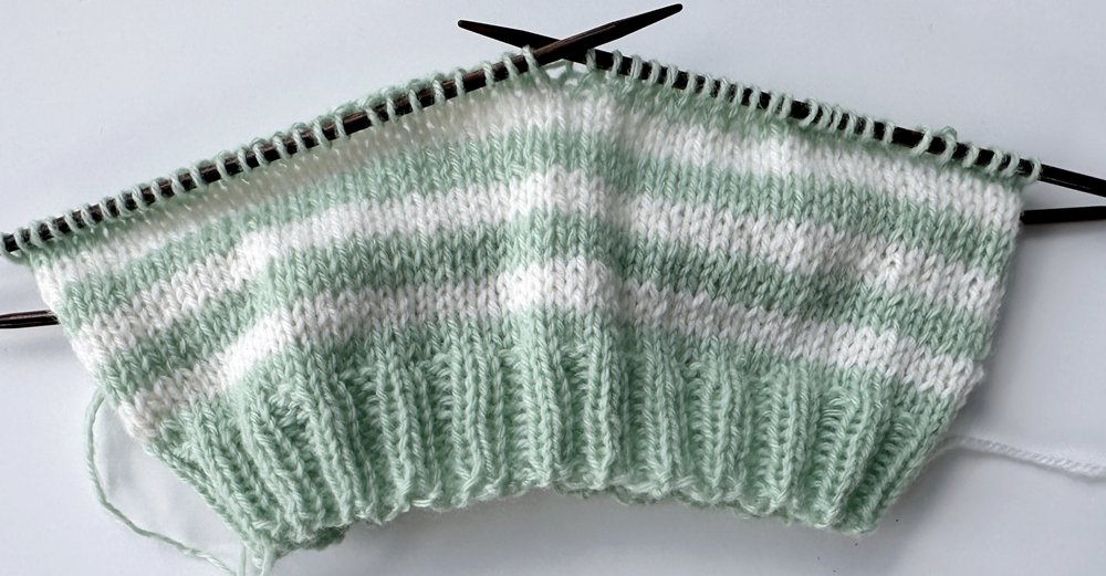 Blog-Inhaltsbild für 'Strickanleitung Babymützen in zeitlosem Design'