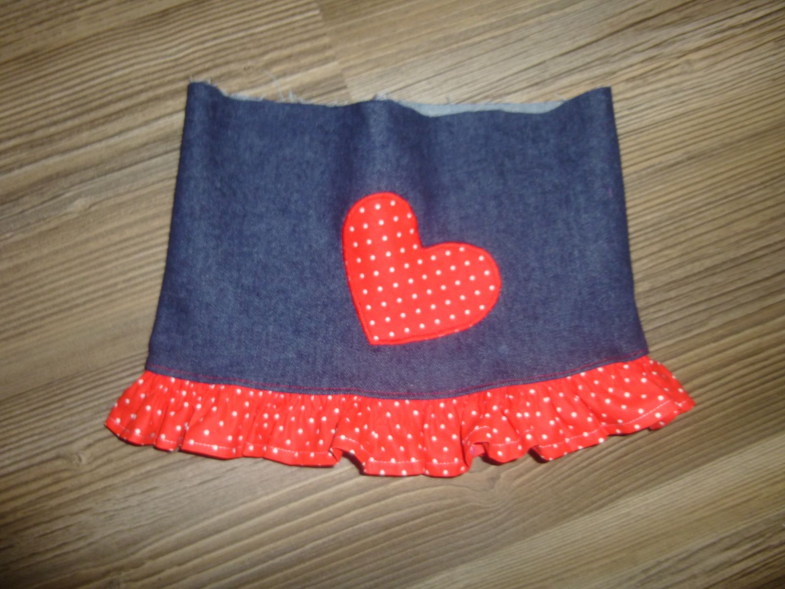 Blog-Inhaltsbild für 'Näh-Anleitung: LaneyART Rüschchen-Jeans-Rock'