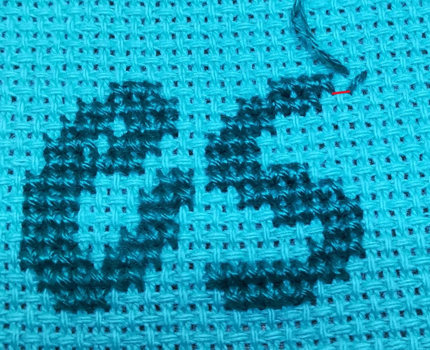 Blog-Inhaltsbild für 'Besticke mit mir ein Lätzchen und lerne dabei den Kreuzstich - Tutorial für Anfänger*innen inkl gratis Stickvorlage "Food Designer" und  "Designerin"'