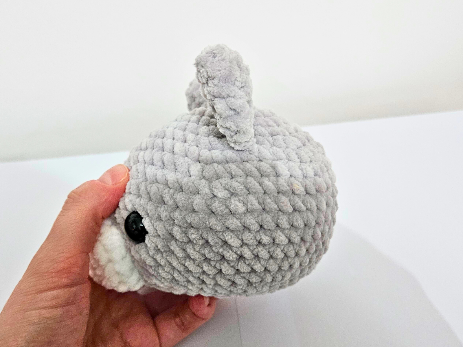 Blog-Inhaltsbild für 'Kostenlose Häkelanleitung kleine Katze aus Chenille-Garn'