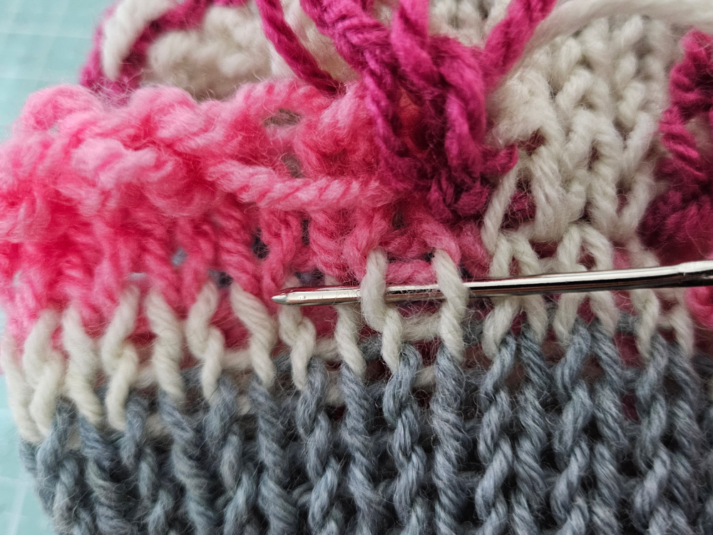 Blog-Inhaltsbild für 'Strickmühlen Praxisguide #2: Erste Projekte (Beanie & Loop)'