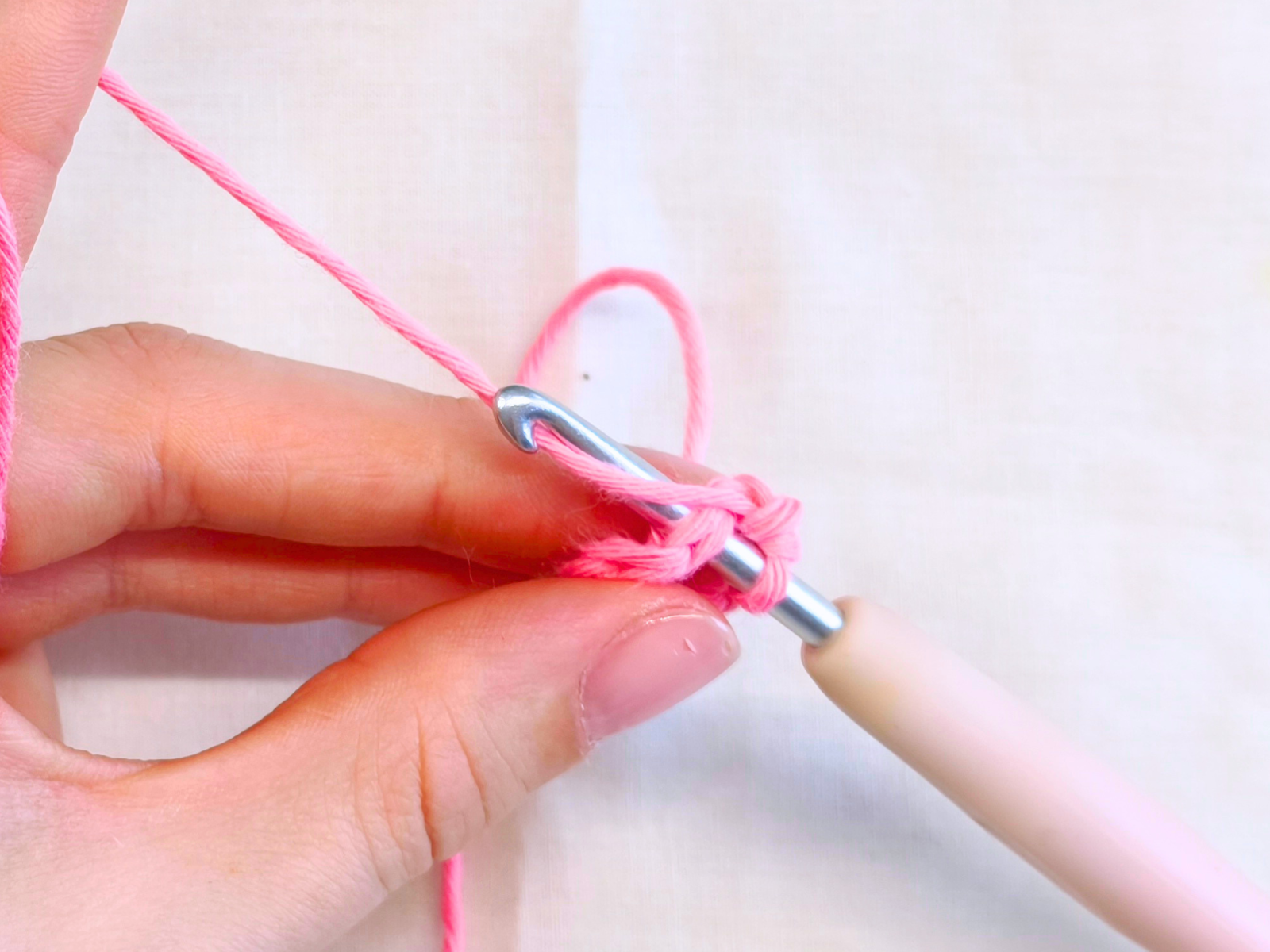 Blog-Inhaltsbild für 'Amigurumis häkeln lernen - Die wichtigsten Maschenarten für Anfänger erklärt'