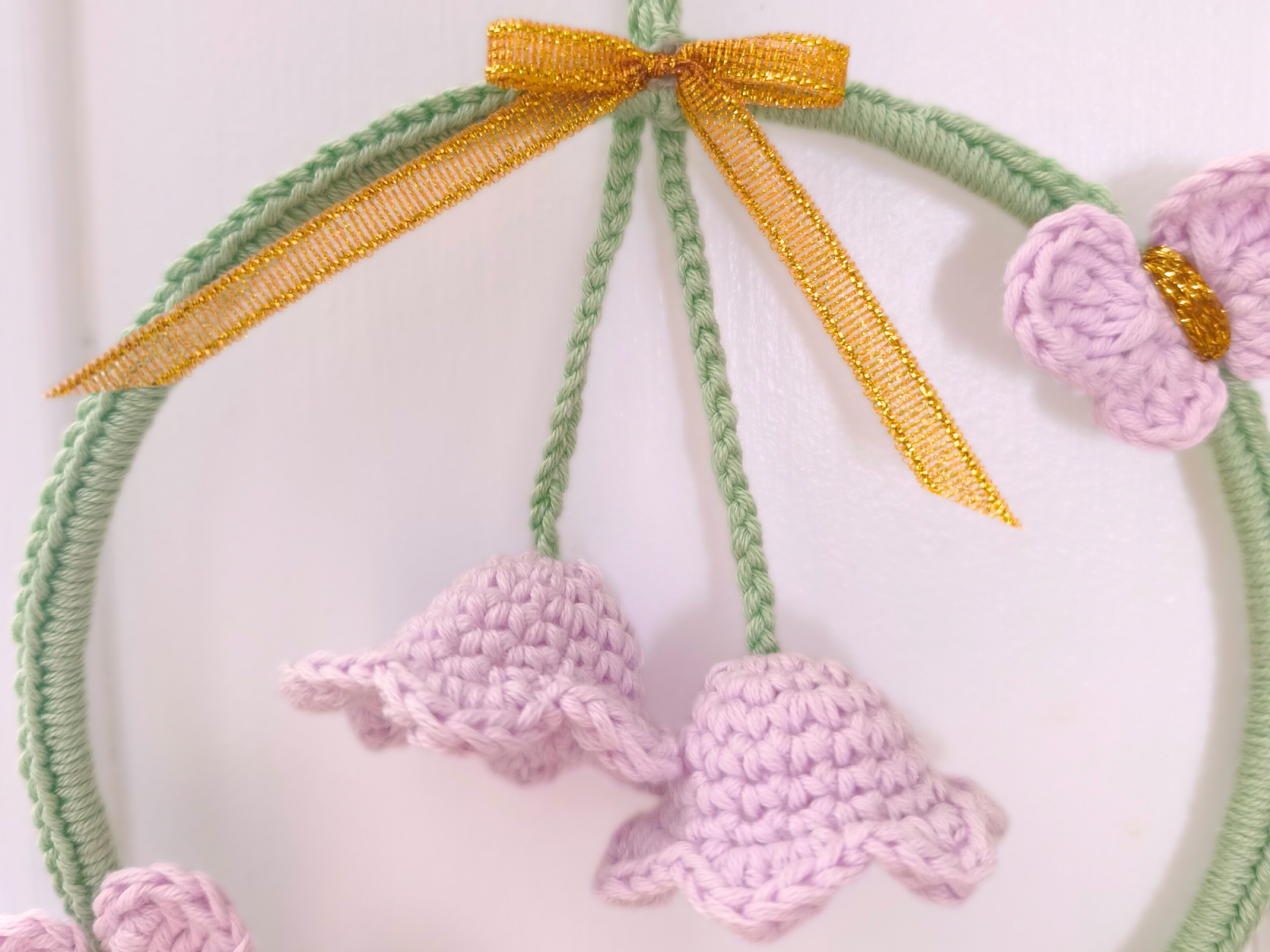 Blog-Inhaltsbild für 'Kostenlose Häkelanleitung -&nbsp;Dekoring mit Schmetterlingen und Blume'
