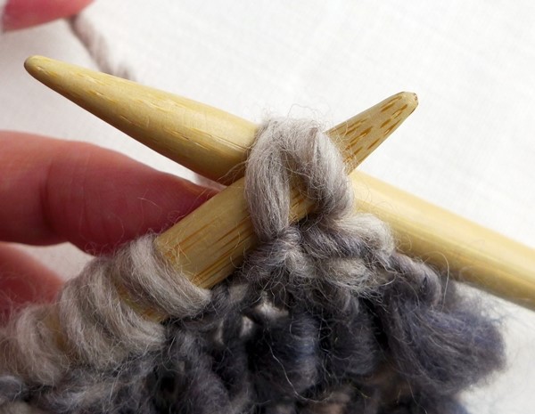 Blog-Inhaltsbild für 'Kostenlose Strickanleitung für Anfänger: Schalkragen 1 x fix gestrickt + 3 x anders raffiniert tragbar!'