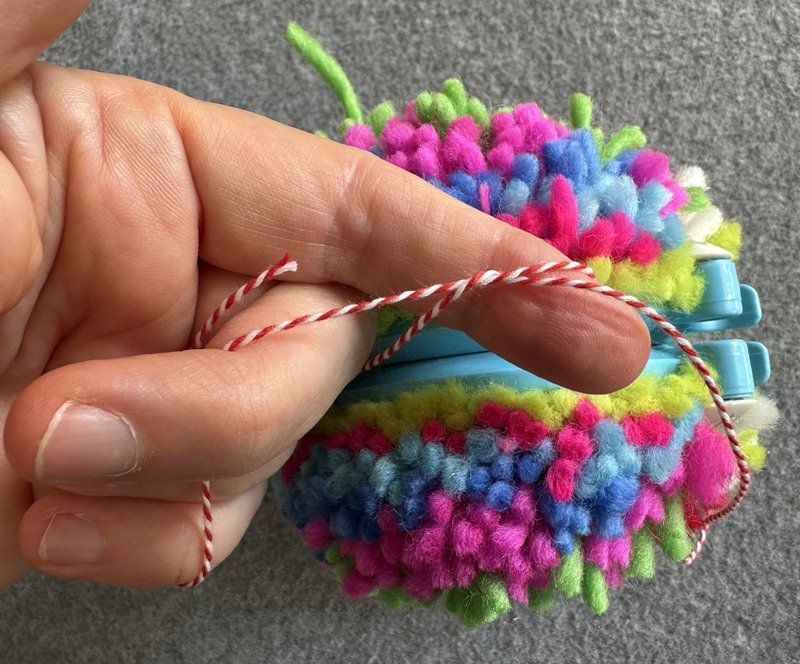 Blog-Inhaltsbild für 'Basteln mit Kindern: Spielbälle aus Filzwollresten fertigen'