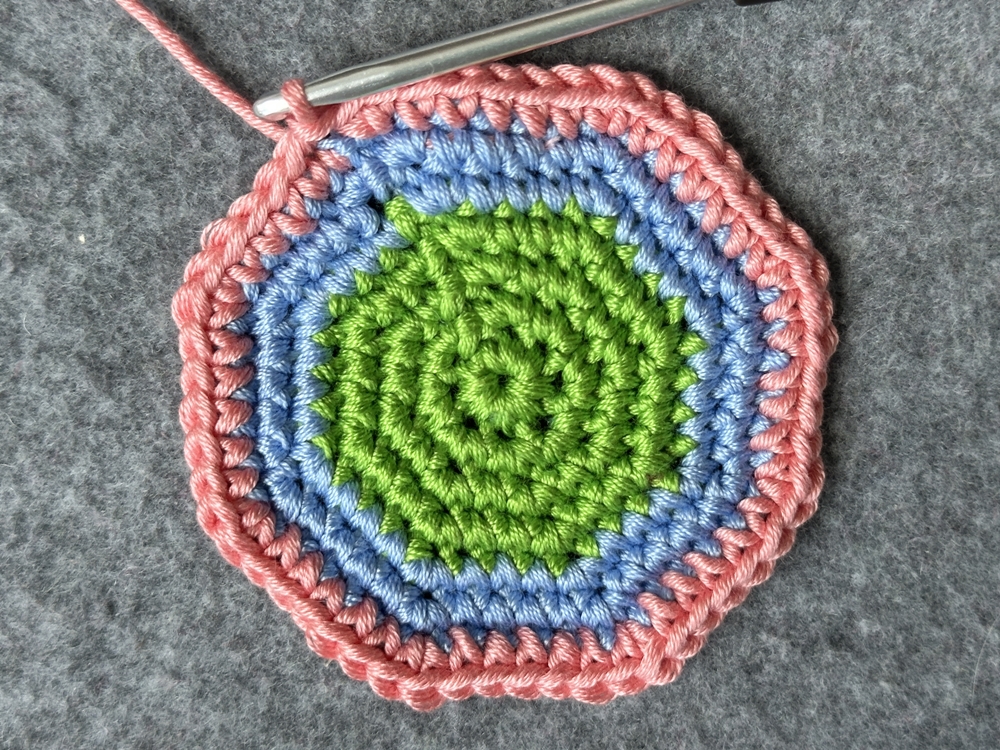 Blog-Inhaltsbild für 'Etwas Praktisches für den Garten: Tischtuchbeschwerer aus Garnresten häkeln'