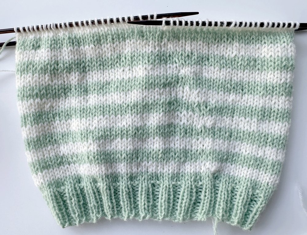 Blog-Inhaltsbild für 'Strickanleitung Babymützen in zeitlosem Design'