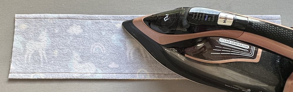 Blog-Inhaltsbild für 'Modernes Knoten-Stirnband in 2 Varianten nähen – Ratzfatz fertig'