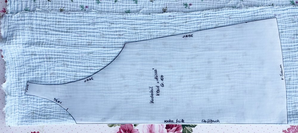 Blog-Inhaltsbild für 'Musselinkleid für Mädchen nach einem kostenlosen Schnittmuster - Top oder Flop?'