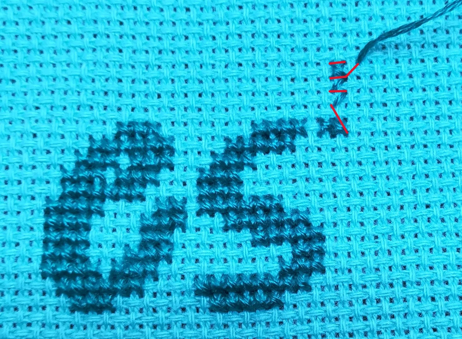 Blog-Inhaltsbild für 'Besticke mit mir ein Lätzchen und lerne dabei den Kreuzstich - Tutorial für Anfänger*innen inkl gratis Stickvorlage "Food Designer" und  "Designerin"'