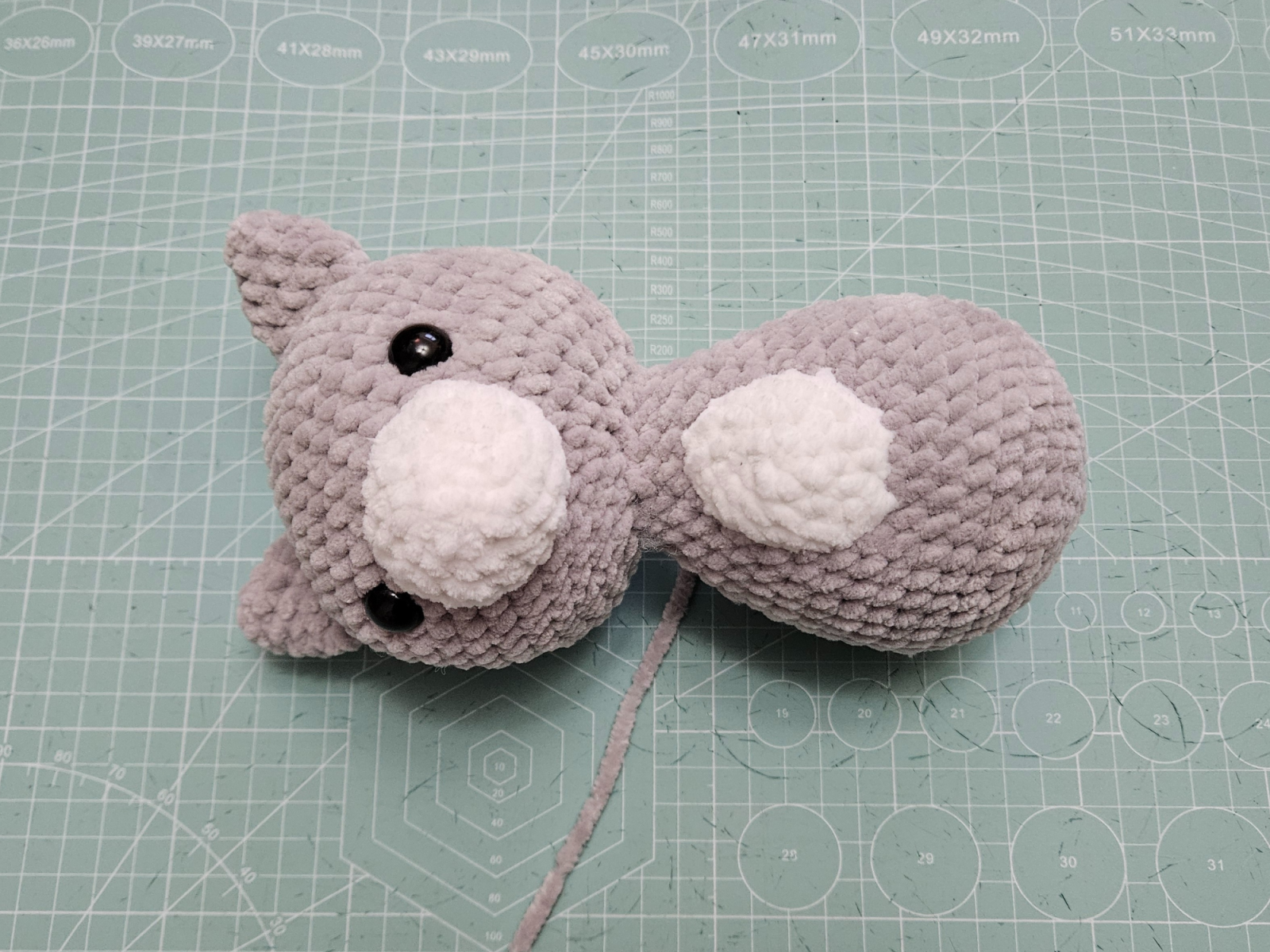 Blog-Inhaltsbild für 'Kostenlose Häkelanleitung kleine Katze aus Chenille-Garn'