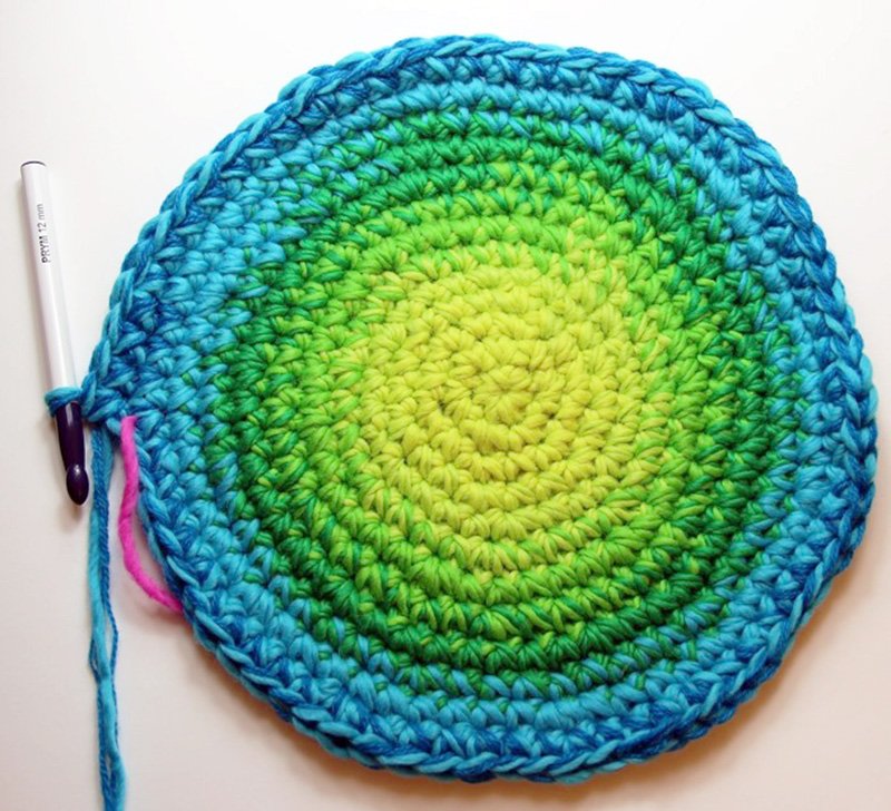 Blog-Inhaltsbild für 'Gefilztes rundes Sitzkissen aus Wollresten'