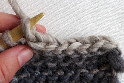 Blog-Inhaltsbild für 'Kostenlose Strickanleitung für Anfänger: Schalkragen 1 x fix gestrickt + 3 x anders raffiniert tragbar!'
