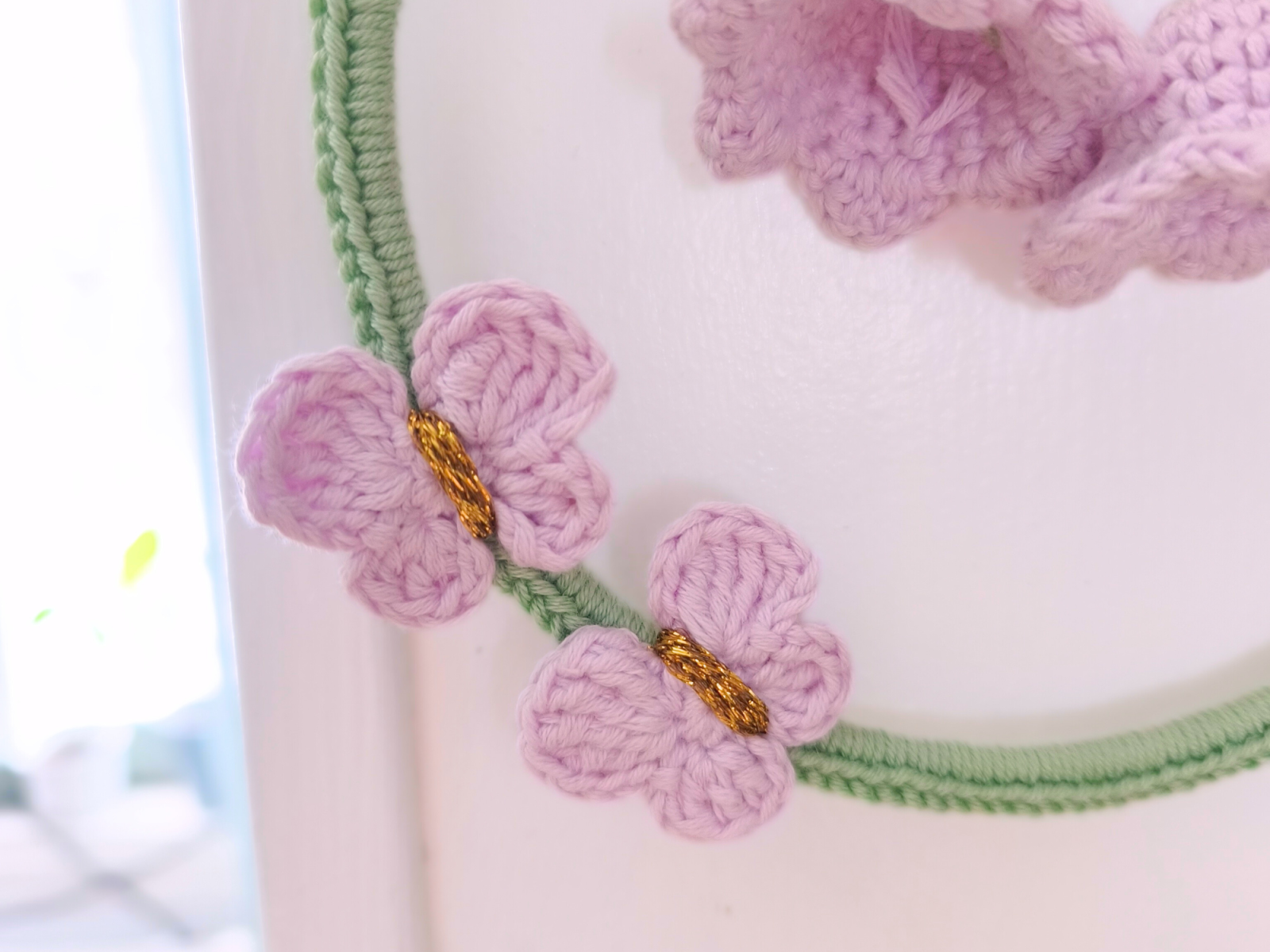 Blog-Inhaltsbild für 'Kostenlose Häkelanleitung -&nbsp;Dekoring mit Schmetterlingen und Blume'
