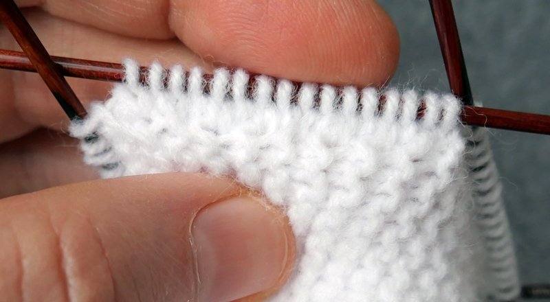Blog-Inhaltsbild für 'Oversized-Minikleidchen für kleine Puppen - Kostenlose Strickanleitung'