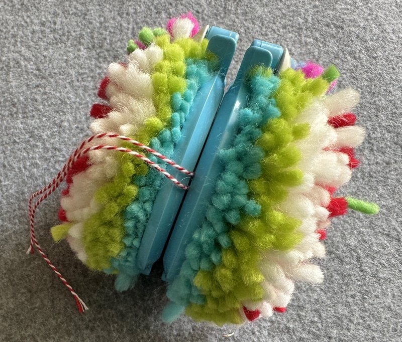 Blog-Inhaltsbild für 'Basteln mit Kindern: Spielbälle aus Filzwollresten fertigen'