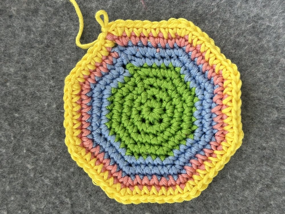 Blog-Inhaltsbild für 'Etwas Praktisches für den Garten: Tischtuchbeschwerer aus Garnresten häkeln'