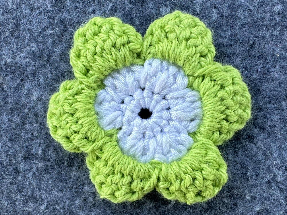 Blog-Inhaltsbild für '3D-Blüte - Schnell aus Garnresten gehäkelt'