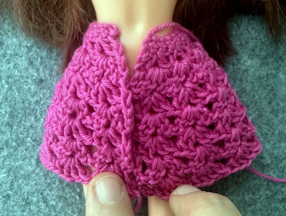 Blog-Inhaltsbild für 'Überrock oder Cape für kleine Puppen häkeln  – kostenlose Häkelanleitung'