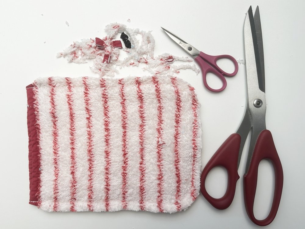 Blog-Inhaltsbild für 'Aus Alt mach Neu: Waschhandschuhe aus altem Bademantel nähen'
