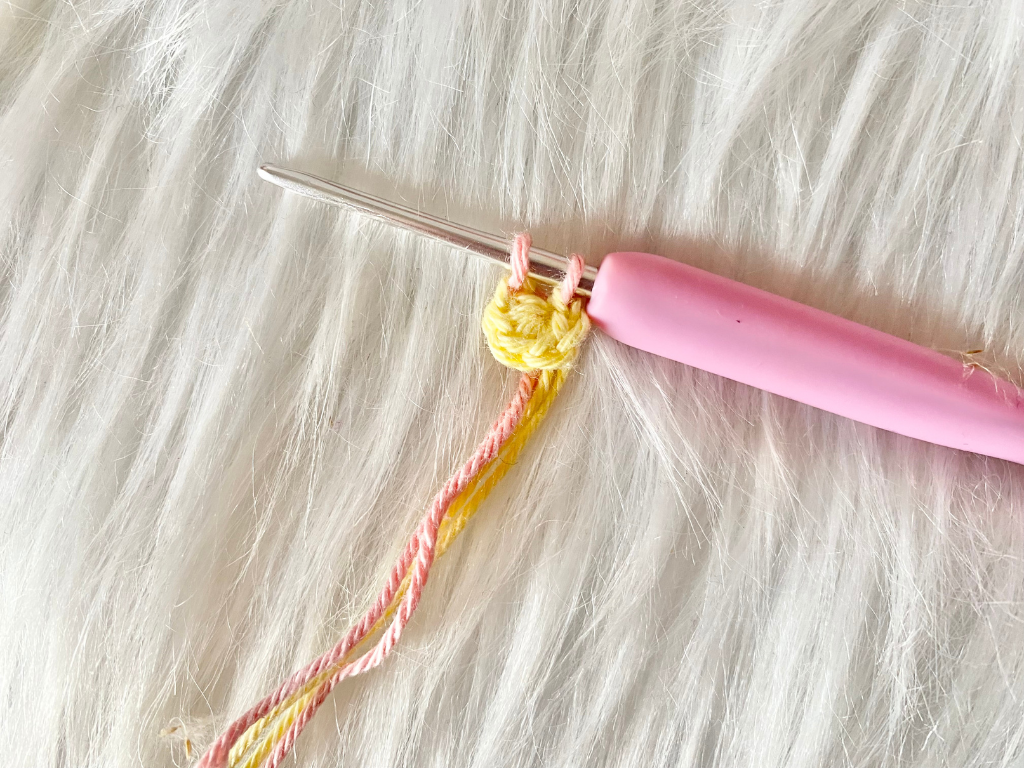 Blog-Inhaltsbild für 'Blumenmädchen Noemi trifft Biene Bea, kostenlose Häkelanleitung von Wolldiamant'