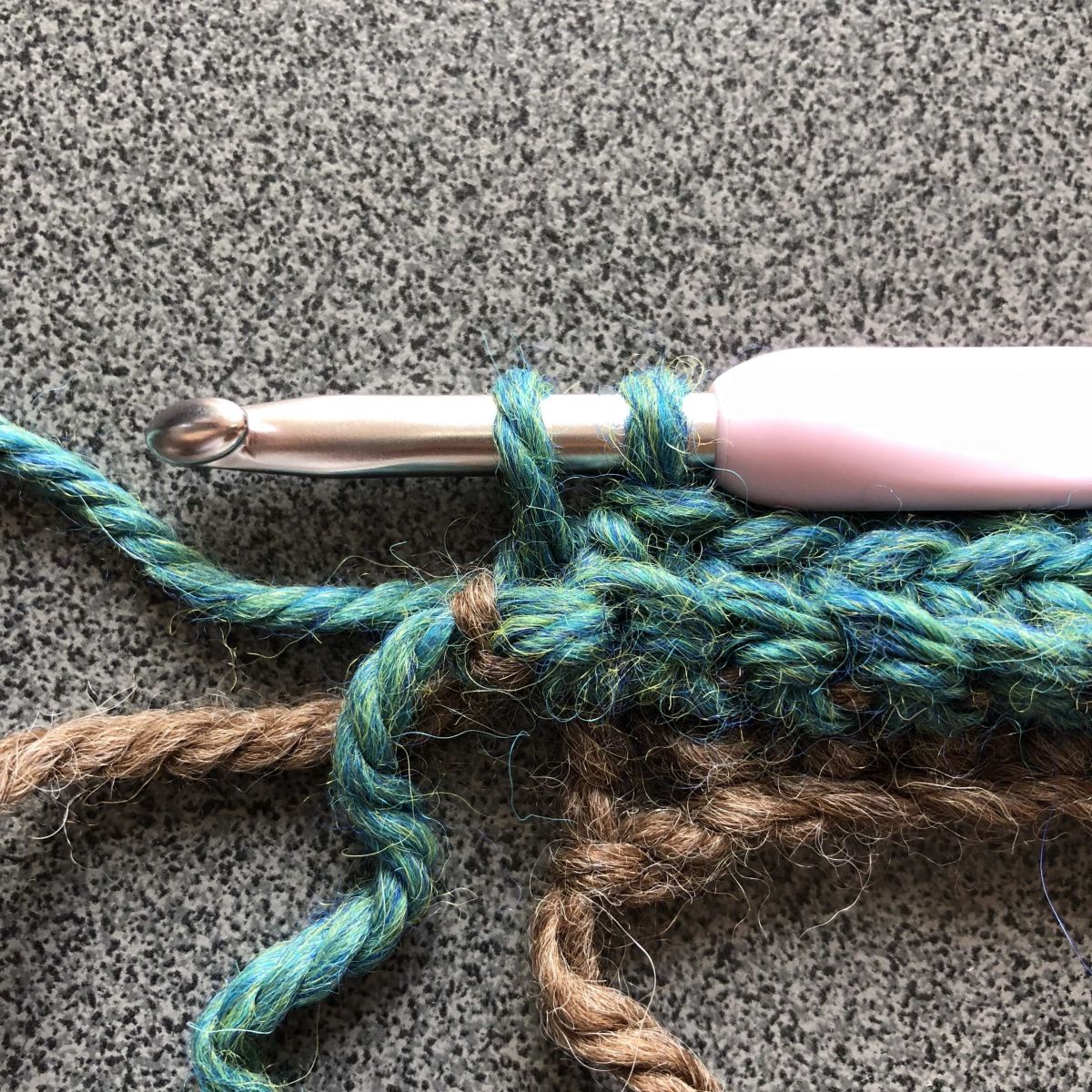 Einfache Handstulpen im Rippchenmuster häkeln ohne lästiges Fädenvernähen Einfache Handstulpen im Rippchenmuster häkeln ohne lästiges Fädenvernähen