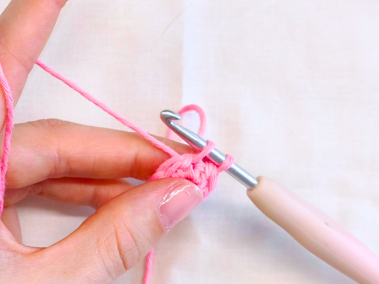 Blog-Inhaltsbild für 'Amigurumis häkeln lernen - Die wichtigsten Maschenarten für Anfänger erklärt'