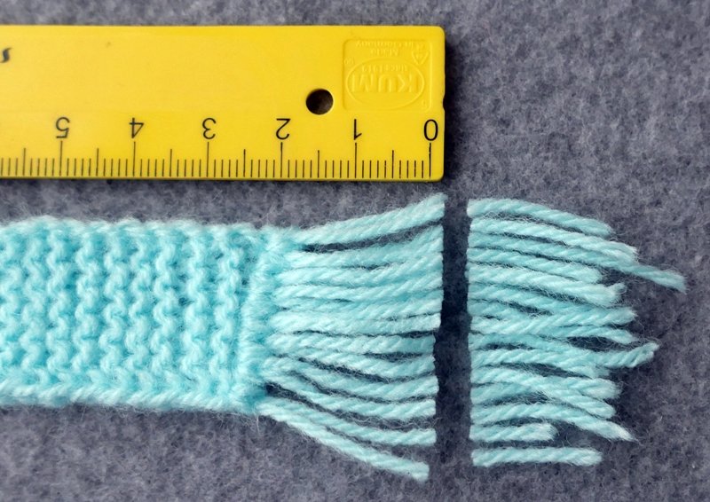 Blog-Inhaltsbild für 'Schal und Mütze für kleine Modepuppen - Kostenlose Strickanleitung'