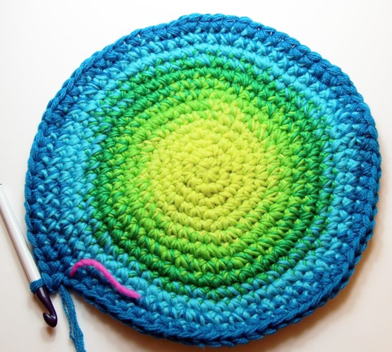 Blog-Inhaltsbild für 'Gefilztes rundes Sitzkissen aus Wollresten'