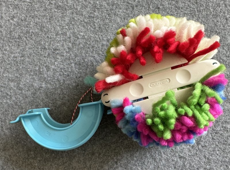 Blog-Inhaltsbild für 'Basteln mit Kindern: Spielbälle aus Filzwollresten fertigen'