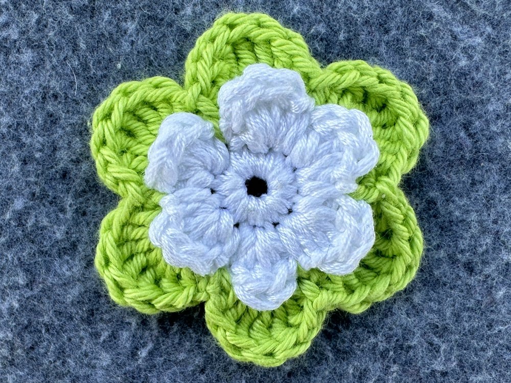 Blog-Inhaltsbild für '3D-Blüte - Schnell aus Garnresten gehäkelt'