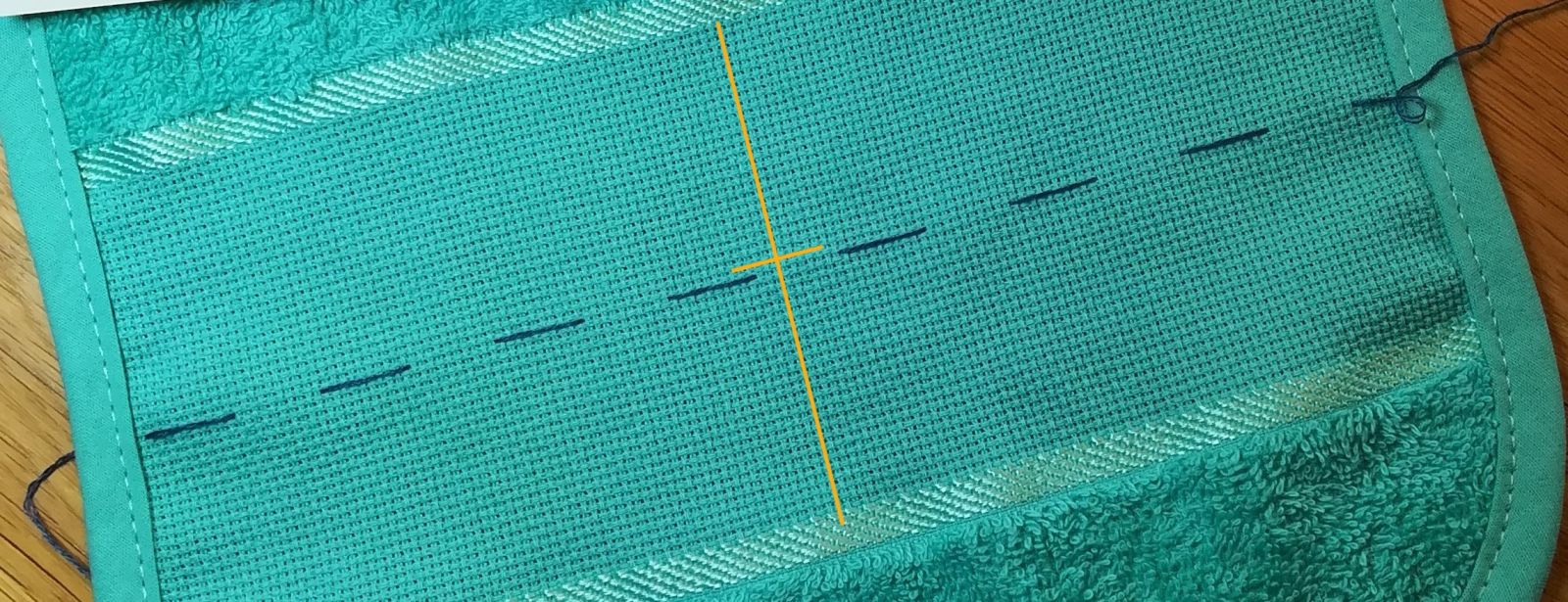 Blog-Inhaltsbild für 'Besticke mit mir ein Lätzchen und lerne dabei den Kreuzstich - Tutorial für Anfänger*innen inkl gratis Stickvorlage "Food Designer" und "Designerin"'