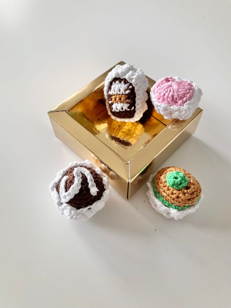 Blog-Inhaltsbild für 'kostenlose Anleitung, Gehäkelte Pralinen – Süße Liebesbotschaft zum Valentinstag'