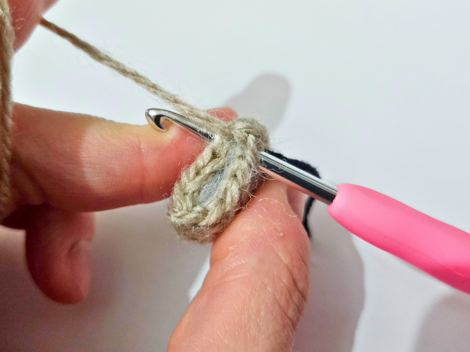 Blog-Inhaltsbild für 'Kostenlose Häkelanleitung Amigurumi Igel mit Pilz'