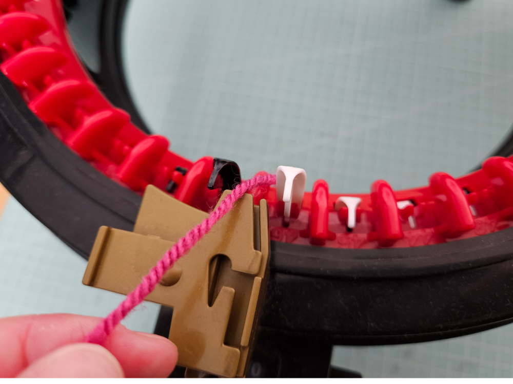 Blog-Inhaltsbild für 'Strickmühlen Praxisguide #2: Erste Projekte (Beanie & Loop)'