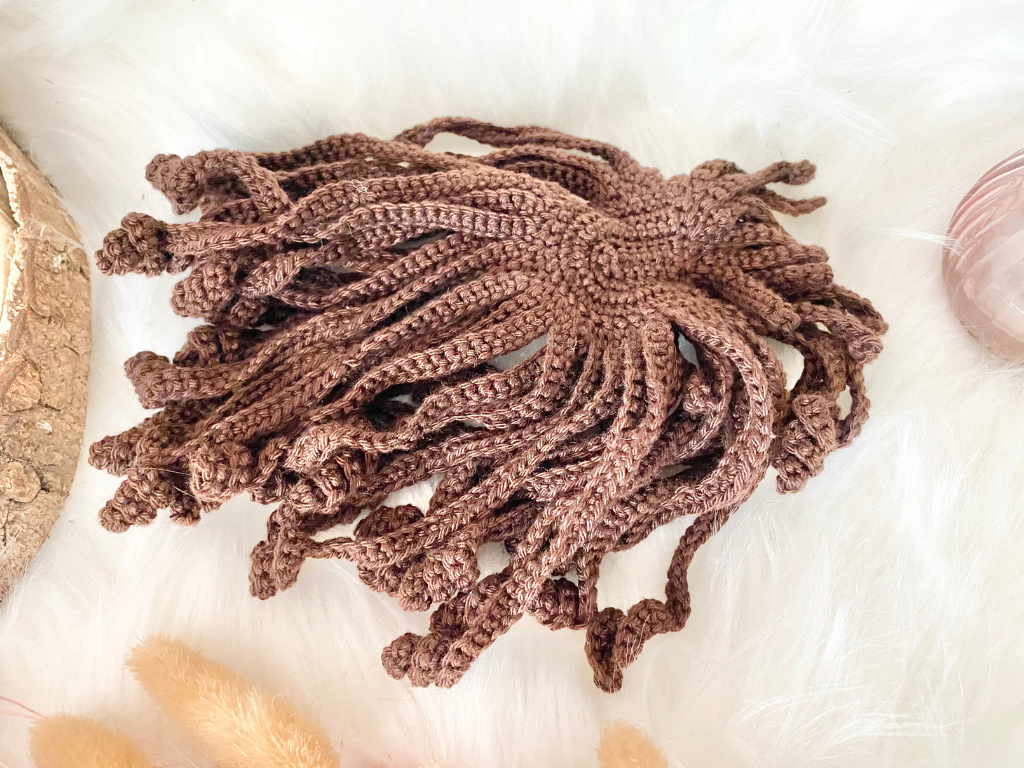 Blog-Inhaltsbild für 'Zarte Details, große Wirkung – wie Haare dein Amigurumi lebendig machen, kostenlose Anleitung'