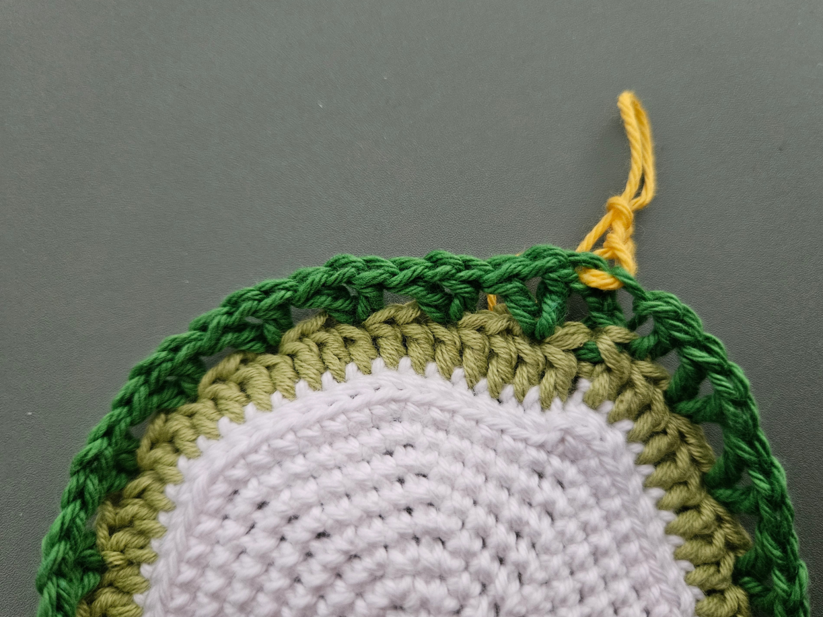 Blog-Inhaltsbild für 'Häkelprojekte für den Muttertag #3: Tassenuntersetzer mit Tulpen- oder Herzbordüre'