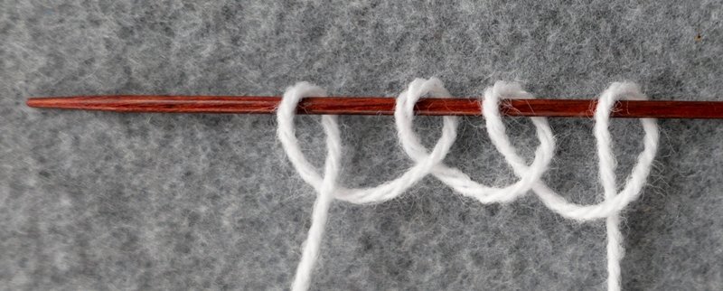 Blog-Inhaltsbild für 'Oversized-Minikleidchen für kleine Puppen - Kostenlose Strickanleitung'