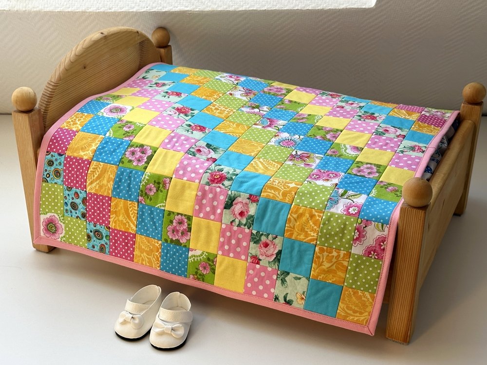 Blog-Inhaltsbild für 'Näh-Workshop Teil 1: Reste-Projekte und Patchwork-Bettdecke fürs Puppenbett'